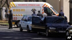 Kendaraan ambulans membawa mantan Presiden Afsel Nelson Mandela tiba di depan rumah Mandela di Johannesburg, Minggu (1/9).