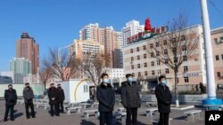 1일 북한 평양역 광장에서 마스크를 쓴 시민들이 전광판에 나오는 김정은 국무위원장 신년사 관련 보도를 보고 있다. 