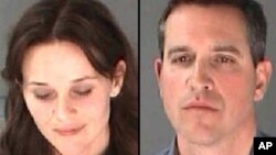 Aktris Reese Witherspoon dan suaminya Jim Toth dalam foto yang diambil oleh polisi atau dikenal sebagai "mug shot". (AP/Kepolisian Negara Bagian Atlanta)