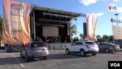 Varios vehículos frente a un escenario en la zona turística de Gulfstream, al norte de Miami (Florida), donde se celebró el primer concierto 'drive-in' de Estados Unidos.