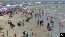 Prepune plaže u Teksasu, 23. maj 2020. (Foto: AP /Eric Gay)