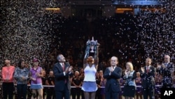 Serena Williams recurrió a su extraordinario nivel actual de tenis y una gran valentía para recuperarse tras perder el primer set y derrotar la china Li Na.