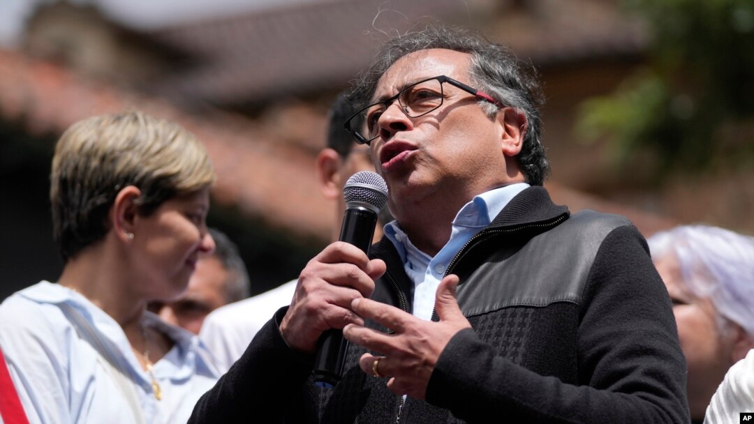 El presidente de Colombia, Gustavo Petro, habla con sus partidarios durante un mitin, en Bogotá, Colombia, el miércoles 7 de junio de 2023.