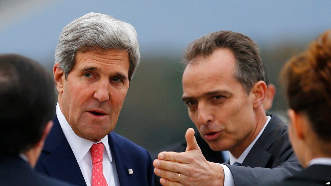 Jean-Luc Chopard, Kepala Protokol Jenewa (kanan), menyambut kedatangan Menlu AS John Kerry, yang menghadiri pertemuan tertutup perihal nuklir iran di Gedung PBB di Jenewa 8/11/ 2013. 