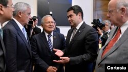 Los presidentes Otto Pérez Molina, Salvador Sánchez Cerén y Juan Orlando Hernández conversan con el secretario general de la OEA, José Miguel Insulza (derecha).