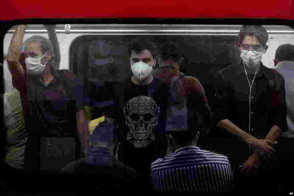 이란 테헤란의 지하철에서 시민들이 신종 코로나바이러스 감염증을 막기 위해 마스크를 착용하고 있다. 