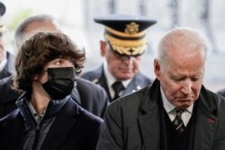 El presidente Joe Biden rindió tributo a los caídos en las guerras el domingo 30 de mayo de 2021.