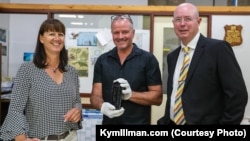 kiri ke kanan: Tonya Illman, Ross Anderson dari Museum Australia Barat dan Kym Illman