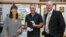 kiri ke kanan: Tonya Illman, Ross Anderson dari Museum Australia Barat dan Kym Illman