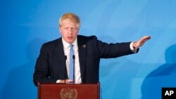 El primer ministro Boris Johnson y sus ministros se negaron de nuevo a explicar cómo planea eludir esa ley y cumplir su promesa del Brexit.