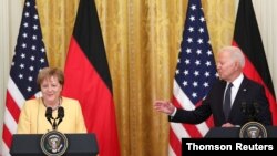조 바이든 미국 대통령과 앙겔라 메르켈 독일 총리가 15일 백악관에서 공동 기자회견을 하고 있다. 