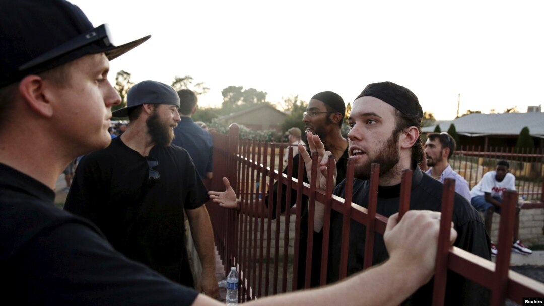 Anggota Islamic Community Center, bersama Ilyas Wadood (kanan) di luar sebuah pusat komunitas di negara bagian Arizona, Phoenix, Arizona, 29 Mei 2015 (foto: REUTERS/Nancy Wiechec). 