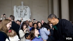 El sábado el presidente Obama se detuvo por sorpresa en el monumento en memoria de Abraham Lincoln, para saludar a los visitantes.