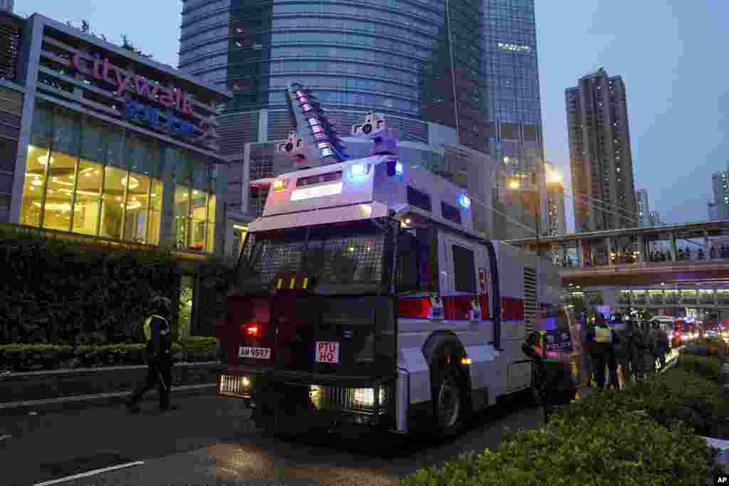 香港防暴警察在水炮车边集合。(2019年8月25日)