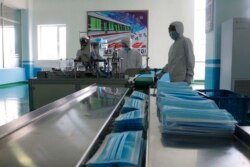 신종 코로나바이러스 사태가 세계적으로 계속되는 가운데 지난 9월 북한 평양의 류경생활용품공장에서 마스크가 생산되고 있다.