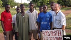 El voluntarios del Cuerpo de Paz. Ralph Bernstein, de 84 años con estudiantes de la región de Tamale en Ghana en 2008.