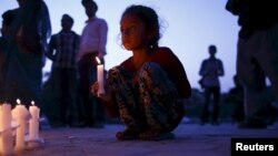 Cientos de personas se reunieron en Nepal para recordar a sus familiares que perdieron la vida hace un mes durante el primero de dos poderos terremotos que destruyeron el país.