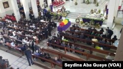 La dépouille de Bruno Diatta à l'intérieur de la cathédrale de Dakar, le 27 septembre 2018. (VOA/Seydina Aba Gueye)