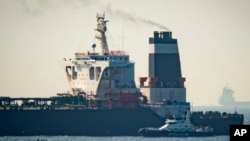 一艘英國皇家海軍巡邏艦停留在超級油輪“格雷斯1號”旁邊。