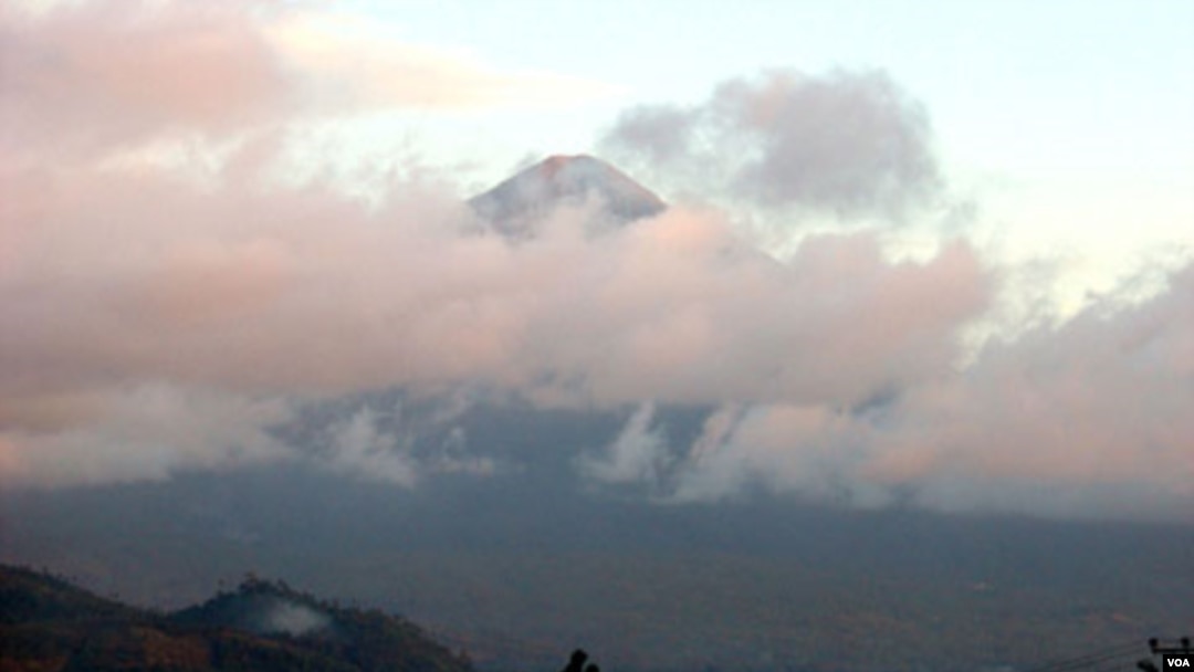 Pulau Ternate dilihat dari Pulau Halmahera (foto: dokumentasi).