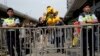 资料照片：抗议者在香港举着象征中共领导人习近平的维尼熊，抗议习近平取消任期限制。(2018年3月18日)