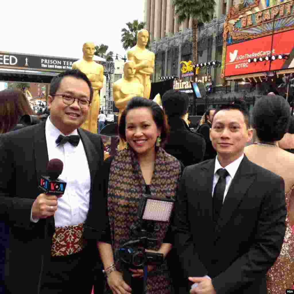 Tim VOA Indonesia di red carpet Academy Awards ke-86, Dolby Theater, Los Angeles, California, 2 Maret 2014.