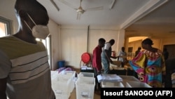 Préparation d'un bureau de vote pour les élections générales du Burkina Faso à la veille du vote, le 21 novembre 2020 à Ouagadougou.