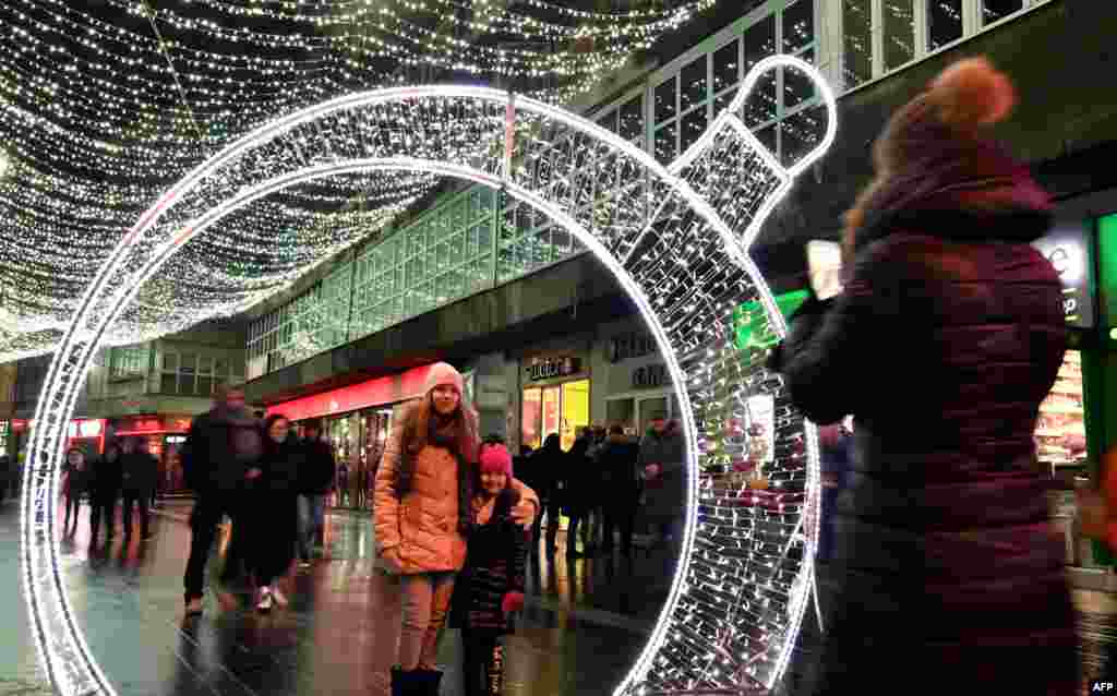 بوسنیا کے دارالحکومت اور مختلف شہروں کی گلیوں اور بازاروں کو نئے سال کے استقبال کے لیے خوبصورتی سے سجایا جاتا ہے &nbsp;