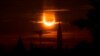 Gerhana matahari "cincin" tampak di atas Menara Perdamaian di gedung parlemen (Parliament Hill) di Ottawa, Kanada hari Kamis, 10 Juni 2021. 