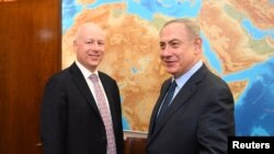 Utusan Amerika untuk Timur Tengah, Jason Greenblatt (kiri) bersama PM Israel Benjamin Netanyahu di Yerusalem, 13 Maret 2017. (Foto: dok).