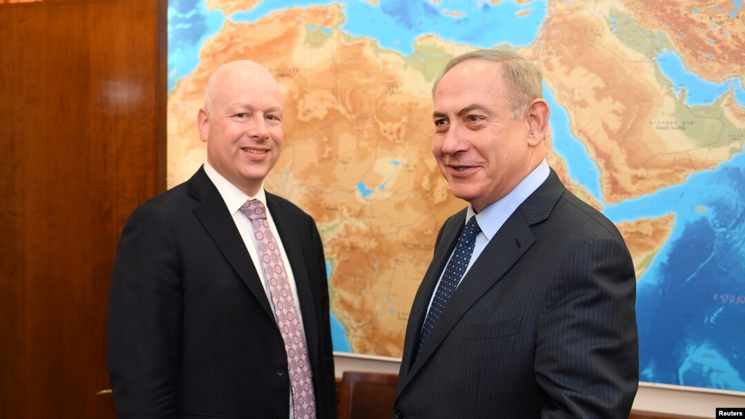 Utusan Amerika untuk Timur Tengah, Jason Greenblatt (kiri) bersama PM Israel Benjamin Netanyahu di Yerusalem, 13 Maret 2017. (Foto: dok).