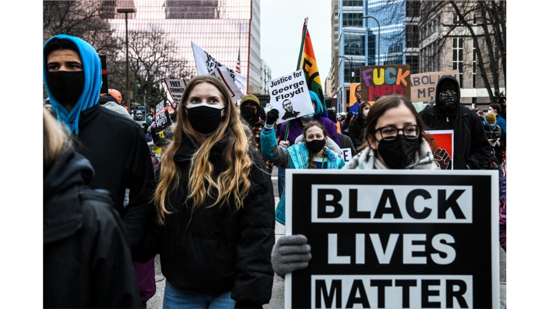 OOrang-orang membawa poster dan berkumpul di luar gedung pengadilan ketika persidangan mantan polisi Minneapolis yang didakwa membunuh George Floyd di Minneapolis, Minnesota, berlangsung.