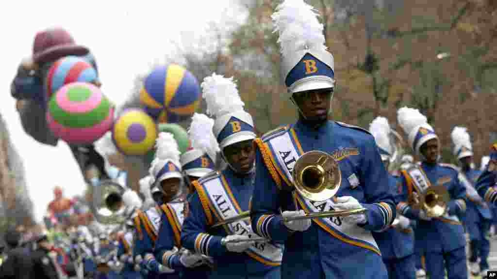 Anggota marching band Bahama All Stars dalam Parade Hari Thanksgiving Macy di New York, 27 November 2014.