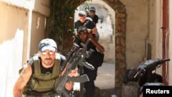 Sunni Muslim gunmen run to take up position in the neighborhood of Bab al-Tebbaneh in Tripoli, northern Lebanon, during sectarian clashes between Sunni Muslims and Alawites, August 24, 2012. 