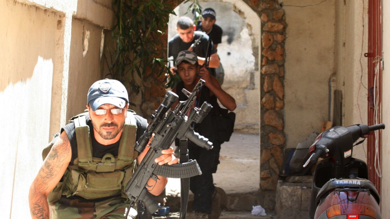 Sunni Muslim gunmen run to take up position in the neighborhood of Bab al-Tebbaneh in Tripoli, northern Lebanon, during sectarian clashes between Sunni Muslims and Alawites, August 24, 2012. 