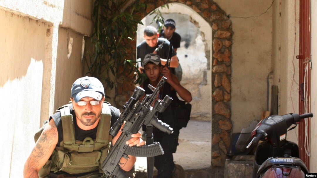 Sunitski militanti u četvrti Bab el-Tebane, u Tripoliju, severni Liban, 24. avgust 2012,
