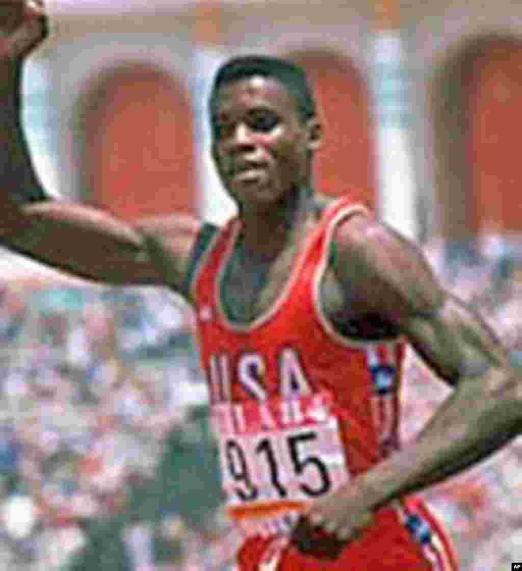 Carl Lewis a remporté dix médailles olympiques, dont neuf en or, ainsi que dix médailles aux championnats du monde d&#39;athlétisme, dont huit en or. 