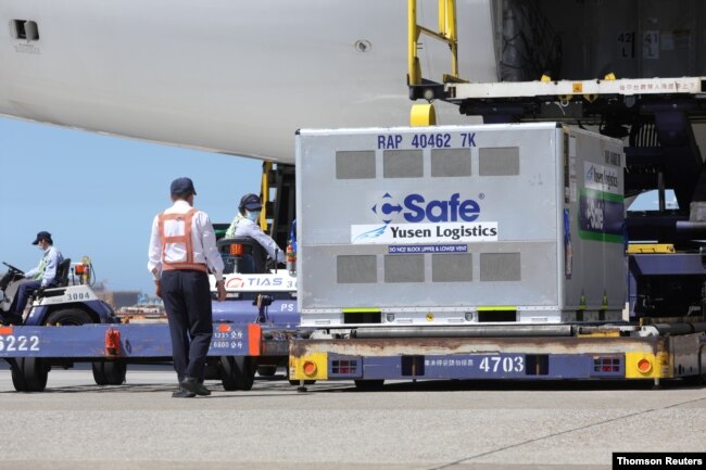 Pengiriman vaksin AstraZeneca dai Jepang, di bandara Taoyuan, Taiwan, 8 Juli 2021. (REUTERS)