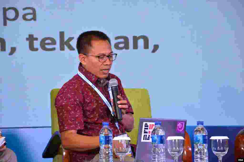 Ketua AJI, Abdul Manan, mengulas tentang peluang dan praktik-praktik &quot;Kebebasan Pers di Era Digital&quot; dalam VOA Affiliates Conference di Yogyakarta.