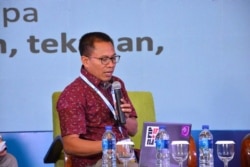Ketua AJI, Abdul Manan, mengulas tentang peluang dan praktik-praktik "Kebebasan Pers di Era Digital" dalam VOA Affiliates Conference di Yogyakarta. (Foto: dok)