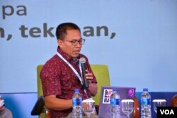 Ketua AJI, Abdul Manan, mengulas tentang peluang dan praktik-praktik "Kebebasan Pers di Era Digital" dalam VOA Affiliates Conference di Yogyakarta. (Foto: dok)