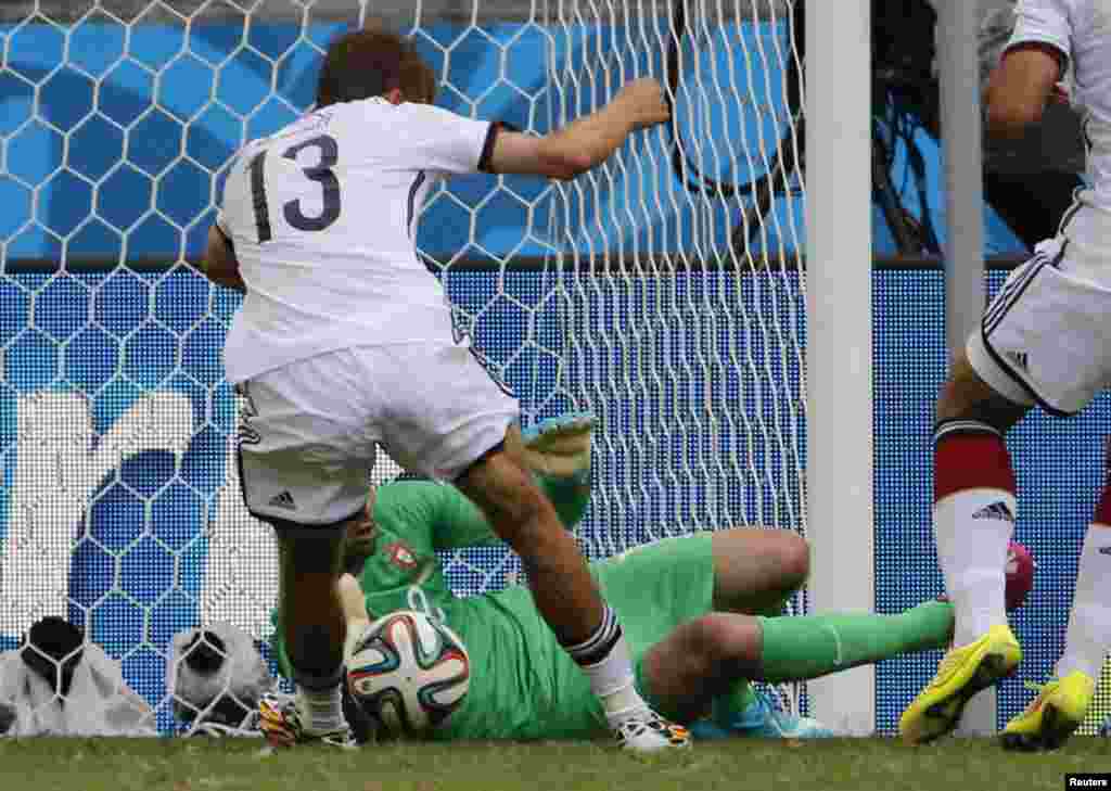 Thomas Mueller ghi bàn thắng thứ tư cho đội tuyển Ðức tại sân Fonte Nova ở Salvador, ngày 16/6/2014. Ðức hạ Bồ Đào Nha với tỷ số 4-0.