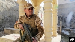 Hristiyan Bakufa köyünde nöbet tutan bir Iraklı Hristiyan milis