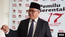 Ketua KPU Arief Budiman usai melantik anggota KPU Kabupaten Kota di Kantor KPU, Jakarta, Kamis (14/3). (Foto: VOA/Sasmito)