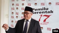 Ketua KPU Arief Budiman usai melantik anggota KPU Kabupaten Kota di Kantor KPU, Jakarta, Kamis (14/3). (Foto: VOA/Sasmito)