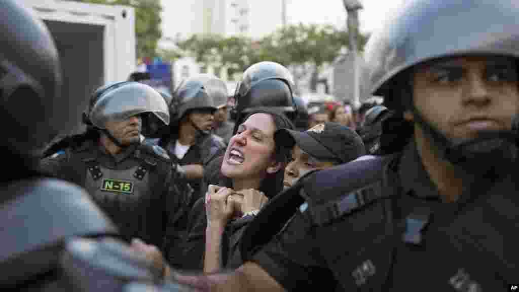 Une protestataire arrêtée par la police à Rio, 2 août 2016.