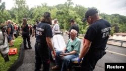 Hitne službe pomažu evakuisanim stanovnicima u dolini Hadson u Njujorku (Foto: Seth Harrison/USA Today Network via REUTERS)