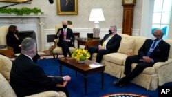 조 바이든 미 대통령이 지난 17일 백악관 집무실에서 노동계 지도자들과 논의하고 있다. 