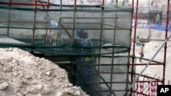 Para buruh migran melakukan pekerjaan konstruksi di stadion sepakbola Al-Wakra yang akan dipakai dalam Piala Dunia 2022 (foto: dok).