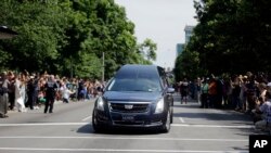 La foule se masse au passage convoi funéraire qui emmène Mohamed Ali vers sa dernière demeure, Louisville, 10 juin 2016